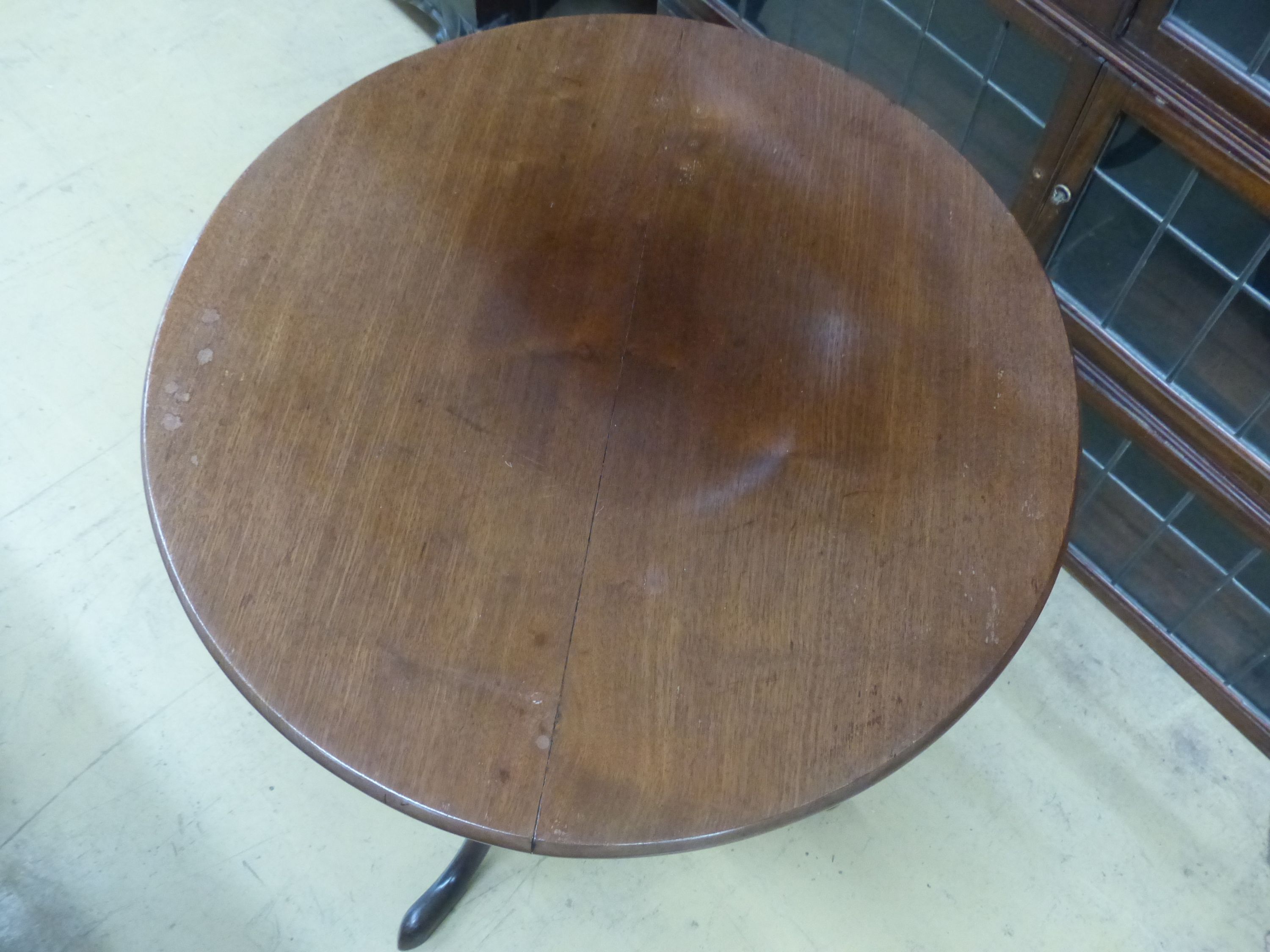 A George III mahogany circular tilt-top wine table, height 69cm, diameter 54cm